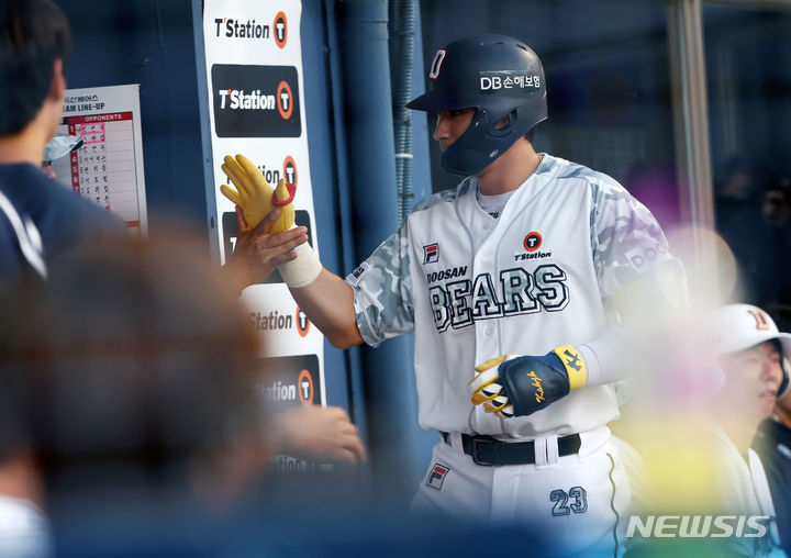 [서울=뉴시스] 홍효식 기자 = 지난 6월18일 서울 송파구 잠실야구장에서 열린 2024 KBO리그 NC 다이노스와 두산 베어스의 경기, 2회말 무사 1,2루 두산 강승호가 스리런을 친 뒤 더그아웃에서 동료들과 하이파이브하고 있다. 2024.06.18. yesphoto@newsis.com