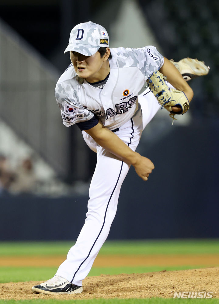 [서울=뉴시스] 홍효식 기자 = 이승엽 프로야구 두산 베어스 감독이 데뷔 첫해 팀의 핵심 자원으로 자리매김 한 신인 투수 김택연에게 덕담을 건넸다. 사진은 지난 18일 서울 송파구 잠실야구장에서 열린 2024 KBO리그 NC 다이노스와 경기에서 9회초 역투하고 있는 김택연. 2024.06.18. yesphoto@newsis.com