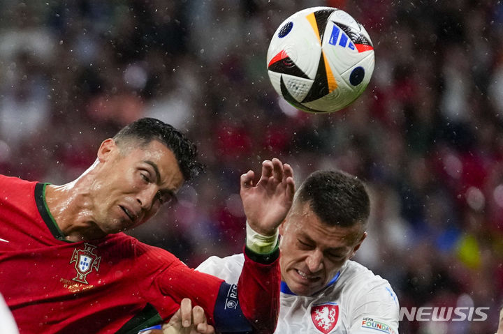 [라이프치히=AP/뉴시스] 포르투갈(6위)의 크리스티아누 호날두가 18일(현지시각) 독일 라이프치히 스타디움에서 열린 2024 유럽축구선수권대회(유로 2024) 조별리그 F조 1차전 체코(36위)와 경기 중 볼다툼을 하고 있다. 포르투갈은 후반 추가시간 프란시스쿠 콘세이상의 극장 역전 골로 2-1로 신승했고 호날두는 '역대 최다 출전(6회)' 기록을 작성했다. 2024.06.19.