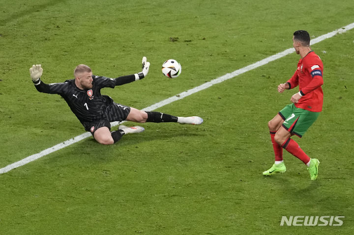 [라이프치히=AP/뉴시스] 포르투갈(6위)의 크리스티아누 호날두가 18일(현지시각) 독일 라이프치히 스타디움에서 열린 2024 유럽축구선수권대회(유로 2024) 조별리그 F조 1차전 체코(36위)와 경기에서 슛을 시도하고 있다. 포르투갈은 후반 추가시간 프란시스쿠 콘세이상의 극장 역전 골로 2-1로 신승했고 호날두는 '역대 최다 출전(6회)' 기록을 작성했다. 2024.06.19.