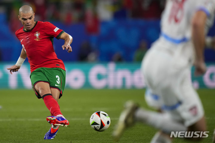 [라이프치히=AP/뉴시스] 포르투갈 축구 국가대표 수비수 페페(FC포르투)가 18일(현지시각) 독일 라이프치히 레드불 아레나에서 열린 '2024 유럽축구연맹(UEFA) 유럽축구선수권대회'(유로2024) 조별예선 1차전 체코와의 경기에 나서 동료 선수에게 패스를 하고 있다. 2024.06.19.
