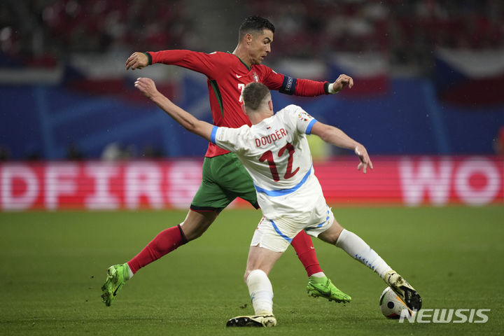 [라이프치히=AP/뉴시스] 포르투갈(6위)의 크리스티아누 호날두가 18일(현지시각) 독일 라이프치히 스타디움에서 열린 2024 유럽축구선수권대회(유로 2024) 조별리그 F조 1차전 체코(36위)와 경기 중 볼다툼을 하고 있다. 포르투갈은 후반 추가시간 프란시스쿠 콘세이상의 극장 역전 골로 2-1로 신승했고 호날두는 '역대 최다 출전(6회)' 기록을 작성했다. 2024.06.19.