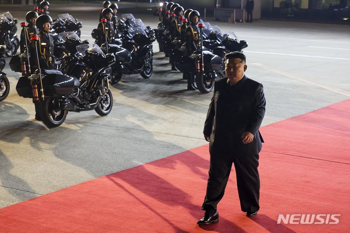[평양=AP/뉴시스] 김정은 북한 국무위원장이 19일 새벽 북한 평양의 순안국제공항에서 블라디미르 푸틴 러시아 대통령을 영접하고 있다. 2024.06.19.