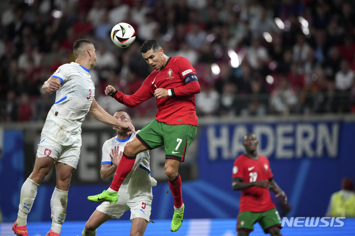 [라이프치히=AP/뉴시스] 포르투갈(6위)의 크리스티아누 호날두가 18일(현지시각) 독일 라이프치히 스타디움에서 열린 2024 유럽축구선수권대회(유로 2024) 조별리그 F조 1차전 체코(36위)와 경기 중 볼다툼을 하고 있다. 포르투갈은 후반 추가시간 프란시스쿠 콘세이상의 극장 역전 골로 2-1로 신승했고 호날두는 '역대 최다 출전(6회)' 기록을 작성했다. 2024.06.19.