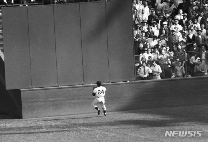 [뉴욕=AP/뉴시스] 윌리 메이스가 1954년 월드시리즈 1차전에서 펼친 '더 캐치' 장면. 