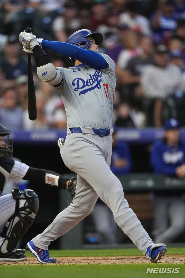 [덴버=AP/뉴시스] 미국 메이저리그(MLB) LA 다저스 오타니 쇼헤이가 19일(한국시각) 미국 콜로라도주 덴버의 쿠어스필드에서 열린 '2024 MLB' 콜로라도 로키스와의 원정경기에서 타격에 임하고 있다. 2024.06.19