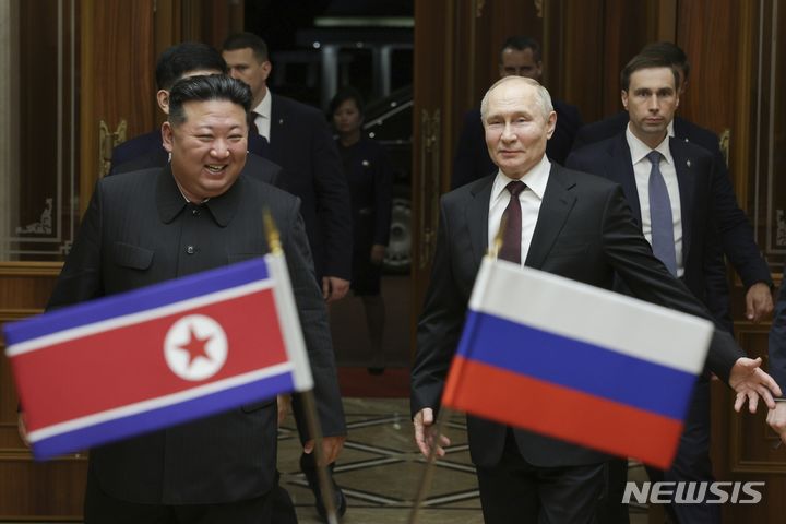 [평양=AP/뉴시스]블라디미르 푸틴 러시아 대통령(오른쪽)과 김정은 북한 국무위원장이 19일 평양 순안공항에서 만나 미소 짓는 모습. 2024.06.19.