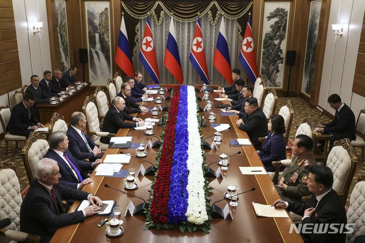 [평양=AP/뉴시스] 블라디미르 푸틴(왼쪽 가운데) 러시아 대통령이 19일 북한 평양에서 김정은(오른쪽 가운데) 북한 국무위원장과 회담하고 있다. 2024.06.19.