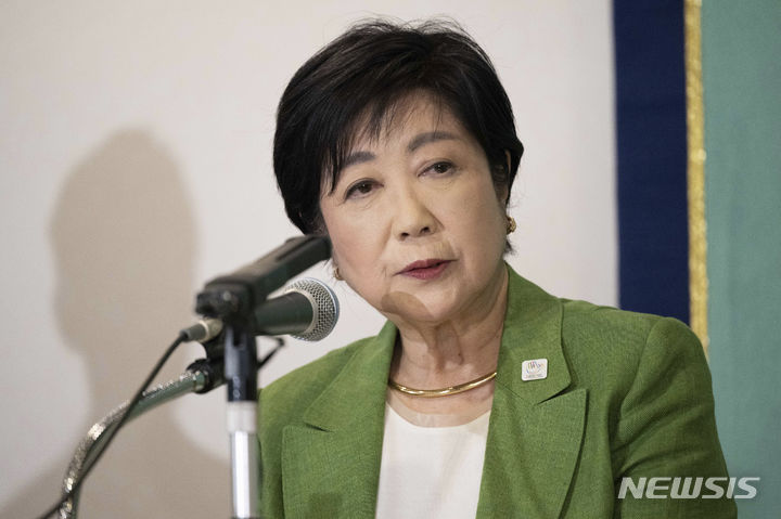 [도쿄=AP/뉴시스]사진은 고이케 지사가 지난해 6월 19일 도쿄 일본내셔널프레스클럽에서 열린 도쿄도지사 선거 후보 공동기자회견에서 연설하고 있는 모습. 2025.08.01.