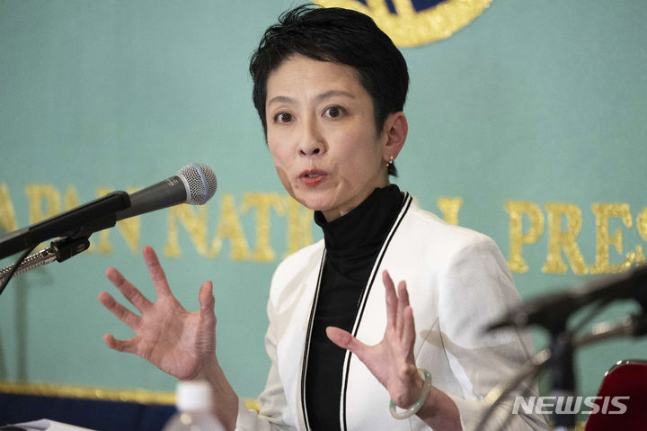 [도쿄=AP/뉴시스]일본 도쿄도지사 선거 후보인 렌호 전 입헌민주당 대표 대행이 지난달 19일 일본기자클럽에서 열린 후보자 공동 기자회견에서 발언하고 있다. 2024.07.08.