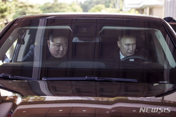 [평양=AP/뉴시스] 블라디미르 푸틴 러시아 대통령이 19일 북한 평양에서 김정은 북한 국무위원장을 태우고 러시아산 아우루스 리무진을 운전하고 있다. 2024.06.20.