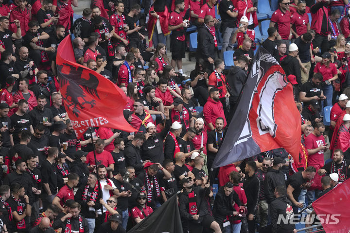 [함부르크=AP/뉴시스] 지난 19일 독일 함부르크에서 열린 '2024 유럽축구연맹(UEFA) 유럽축구선수권대회'(유로 2024) 조별예선 B조 2차전 크로아티아와 알바니아 경기를 찾은 알바니아를 응원하는 관중들. 2024.06.19.