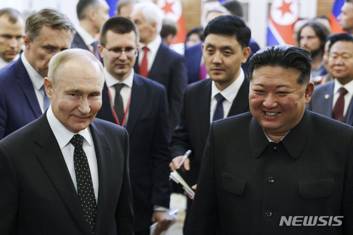 [평양=AP/뉴시스] 블라디미르 푸틴 러시아 대통령(왼쪽)과 김정은 북한 국무위원장이 19일 평양에서 회담을 마치고 미소 지으며 걸어가고 있다. 2024.06.20.