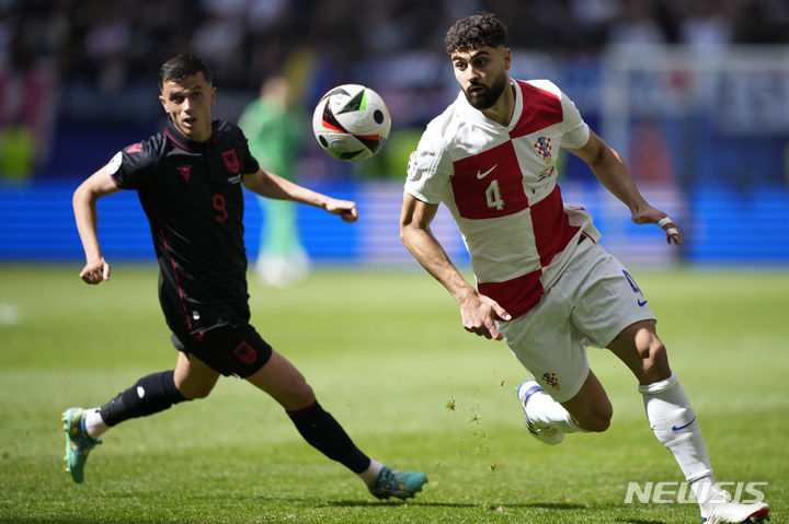 [함부르크=AP/뉴시스] 알바니아 국가대표팀 공격수 자시르 아사니(왼쪽). 2024.06.19.