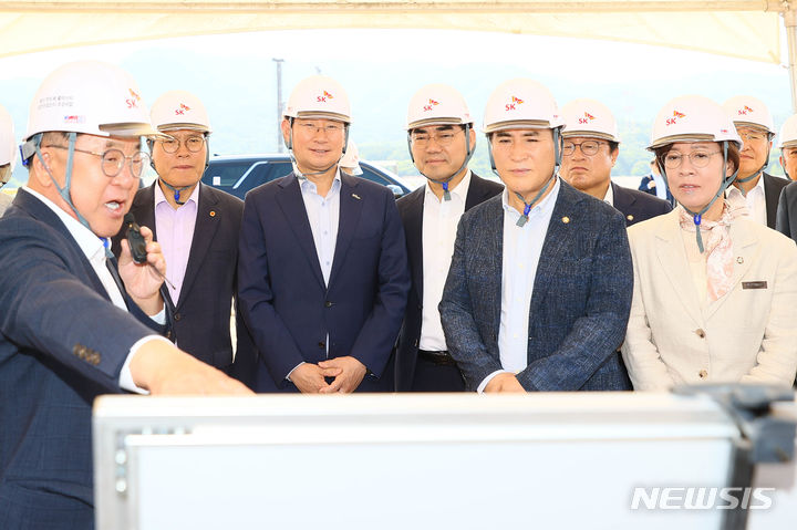 [용인=뉴시스] '용인반도체클러스터' 조성 현장을 확인하고 있는 국민의힘 에너지·AI반도체특별위원회 소속 위원들