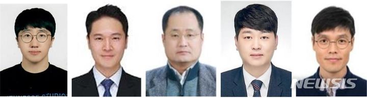 [창원=뉴시스]상용 수준 원스텝 전극 제조공정 기술 국내 최초 개발 한국재료연구원 연구진. 연구논문 제1저자 명신우(왼쪽부터) 박사과정. 정재훈 연구원과 교신저자 김양도 교수, 김치호 박사, 최승목 박사.(사진=한국재료연구원 제공)2024.06.19. photo@newsis.com