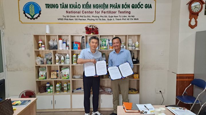 김준호 휴먼이엔티 경영총괄사장 대표(왼쪽), 닥터 탄 베트남비료검증원 남부지사 사무실 지사장(오른쪽). (사진=휴먼이엔티) *재판매 및 DB 금지