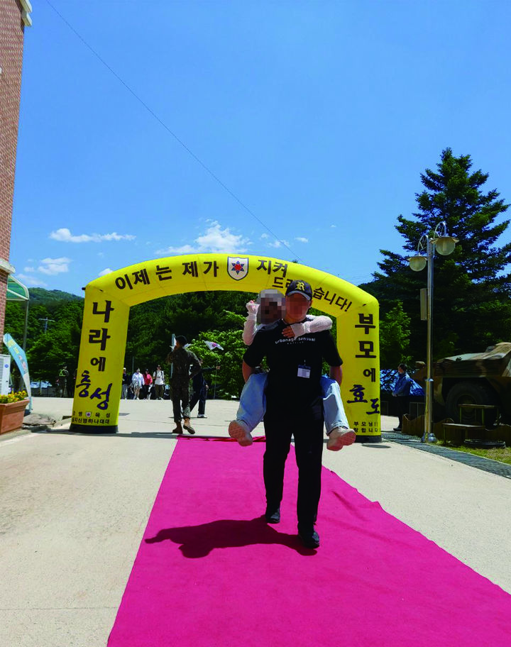 [서울=뉴시스] 사진은 숨진 박 훈련병과 어머니 (사진=군인권센터 제공) 2024.06.19. photo@newsis.com *재판매 및 DB 금지