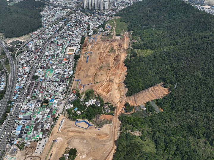 [창원=뉴시스] 경남 창원시 마산회원구 회성동 일원에 조성 중인 창원 자족형복합행정타운 부지 조성 공사 현장. (사진=창원시청 제공) 2024.06.19. photo@newsis.com *재판매 및 DB 금지