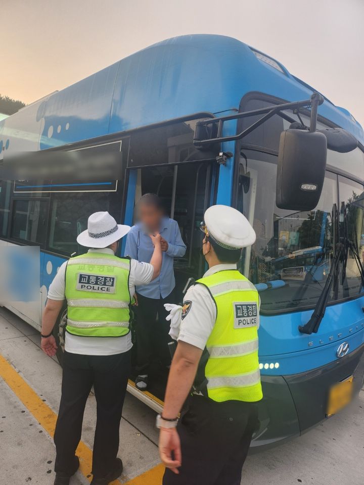 [부산=뉴시스] 부산경찰청과 부산시자치경찰위원회는 19일 오전 대중교통 차량 차고지 61곳을 방문해 음주 측정을 실시하고 있다. (사진=부산경찰청 제공) 2024.06.19. photo@newsis.com *재판매 및 DB 금지