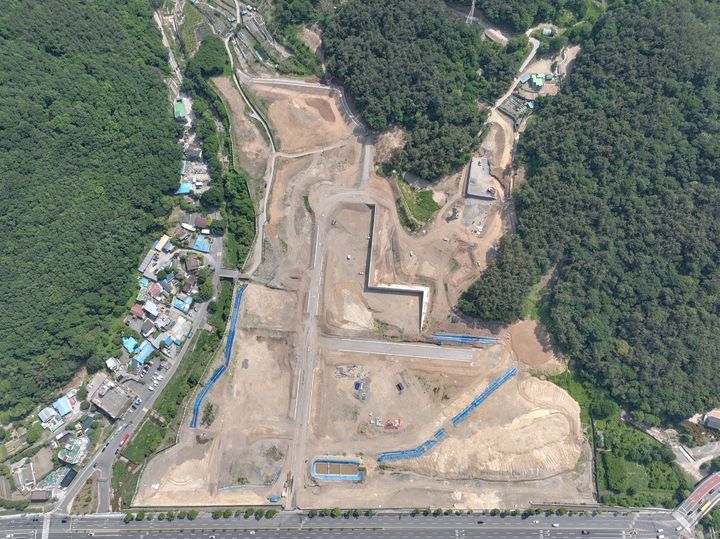 [창원=뉴시스] 경남 창원시 마산회원구 두척동 일원에 조성 중인 창원 자족형복합행정타운 부지 조성 공사 현장. (사진=창원시청 제공) 2024.06.19. photo@newsis.com *재판매 및 DB 금지