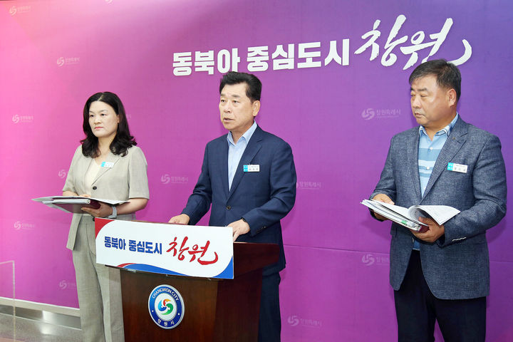 [창원=뉴시스] 이상인 경남 창원시 도시개발사업소장이 마산회원구 두척동 일원에 조성 중인 창원 자족형복합행정타운 부지 조성 공사와 관련해 브리핑을 하고 있다. (사진=창원시청 제공) 2024.06.19. photo@newsis.com&nbsp; *재판매 및 DB 금지