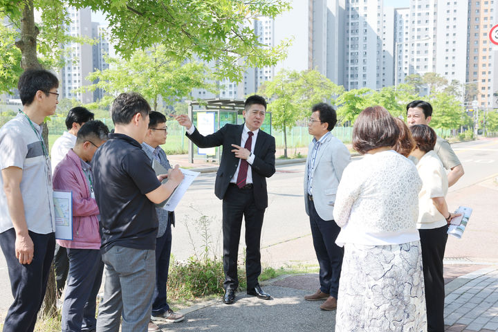 [인천=뉴시스] 김정헌 인천 중구청장이 인천 영종국제도시 학부모 초청 간담회에 참석해 현장을 살피고 있다. (사진=중구 제공) *재판매 및 DB 금지