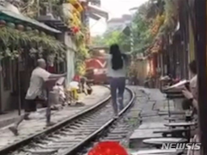 베트남에서 한 여성이 철로 위에서 기념사진을 찍다가 기차에 부딪힐 뻔한 사건이 발생했다. 출처 : @Minh Nhân *재판매 및 DB 금지