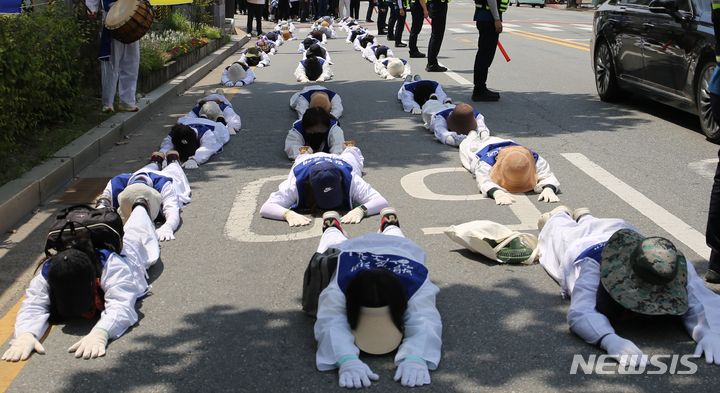 [청주=뉴시스] 서주영 기자 = 19일 오전 충북장애인부모연대 집회 참여자들이 충북 도청 인근 도로에서 정부에 발달장애인 가족을 위한 정책 마련을 촉구하는 오체투진 행진을 하고 있다. 2024.06.19. juyeong@newsis.com *재판매 및 DB 금지