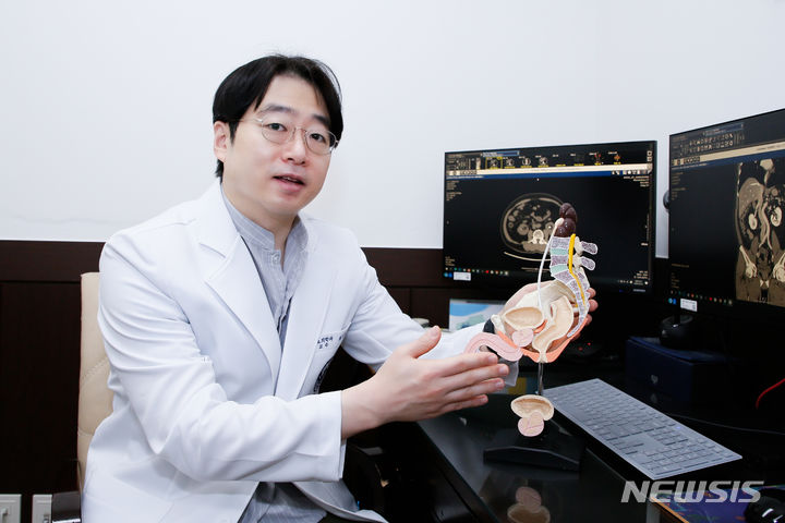 [서울=뉴시스]땀이 줄줄 흐르는 여름철 주의해야 할 질환 중 하나가 요로결석이다. 딱딱한 결석이 소변을 내보내는 길을 막는 요로결석은 산통과 맞먹을 정도의 극심한 통증을 유발한다. 요즘처럼 땀을 많이 흘려 소변이 결정으로 변하기 쉬울 때는 물을 충분히 마셔 체내 수분을 유지하는 것이 중요하다. (사진= 강동경희대병원 제공) 2024.06.20. photo@newsis.com. 