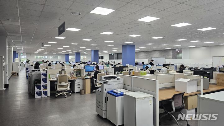 [의정부=뉴시스] 김도희 기자 = 19일 오전 11시께 경기 의정부시 용현동 옛 롯데마트 건물로 이전한 한국토지주택공사(LH) 경기북부지역본부 사옥에서 직원들이 업무를 보고 있다. 2024.06.19 kdh@newsis.com