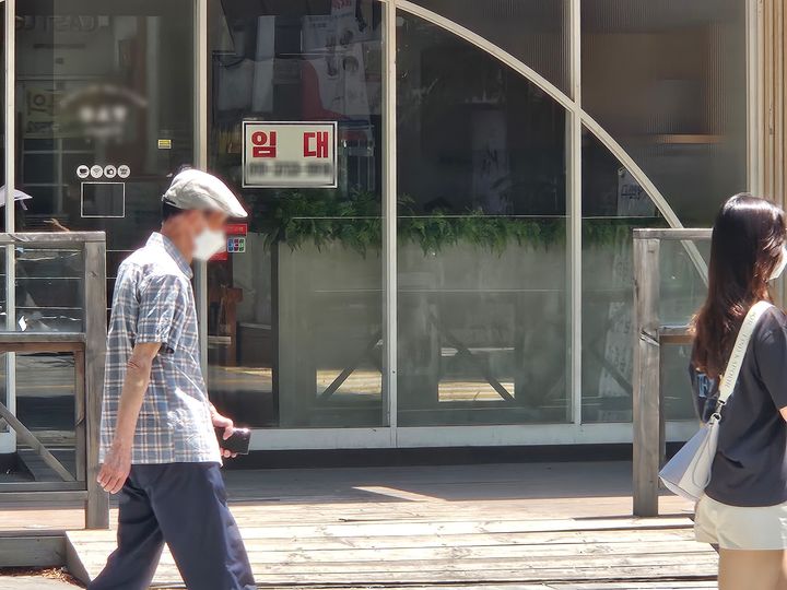 [서울=뉴시스] 이태성 기자 = 19일 오후 서울 서대문구의 폐업한 음식점 유리창에 임대를 안내하는 안내가 보인다. 2024.06.19. victory@newis.com *재판매 및 DB 금지