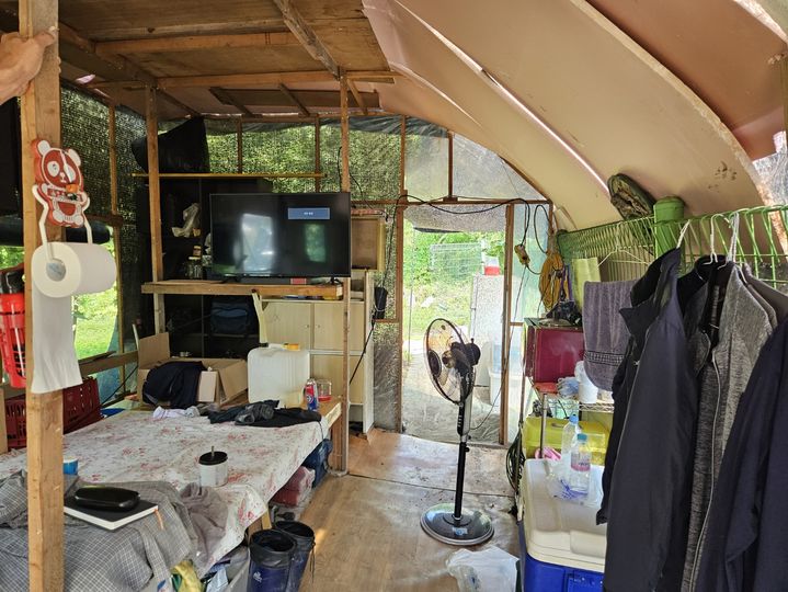 [서울=뉴시스] 오정우 기자 = 서울 강남구 구룡마을에서 40여년째 사는 오세국(57)씨는 '불볕더위'에도 고추 농사를 할 때 '긴팔 상의'를 고수해야 한다. '산 출신' 모기떼의 습격 때문이다. 오씨는 "아무리 더워도 통풍이 잘 되는 옷을 입을 수가 없다"며 "모기는 물론 뱀까지 있어 한여름에도 목이 올라온 양말에 장화까지 신어야 한다"고 토로했다. 사진은 오씨의 집. 2024.06.20. friend@newsis.com *재판매 및 DB 금지