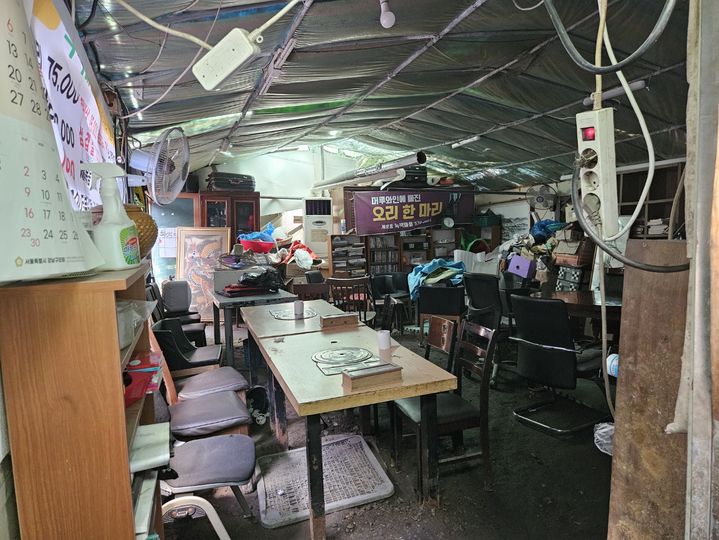 [서울=뉴시스] 오정우 기자 = 식당은 구룡마을 내 피서지 1순위였다. 20평 규모의 가게엔 에어컨과 선풍기의 전선이 얽히고 섥혀 후텁지근한 내부 공기를 가시고 있었다. 오리와 옻닭을 파는 안모(69)씨는 "여기에서 다들 술도 마시고 오리 먹으면서 더위를 피한다"고 했다. 사진은 해당 식당. 2024.06.20. friend@newsis.com *재판매 및 DB 금지