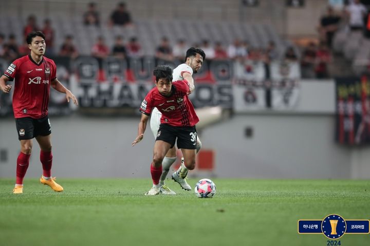 [서울=뉴시스] 프로축구 FC서울 강주혁이 19일 서울월드컵경기장에서 열린 '2024 하나은행 코리아컵' 강원FC와의 16강전에서 강원의 카미야를 제치고 공을 몰고 있다. (사진=대한축구협회 제공) 2024.06.19. *재판매 및 DB 금지