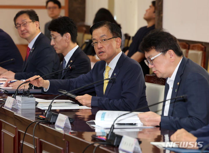 [서울=뉴시스] 배훈식 기자 = 최상목 경제부총리 겸 기획재정부 장관이 19일 오전 서울 종로구 정부서울청사에서 열린 공공기관운영위원회 회의에서 발언하고 있다. 2024.06.19. dahora83@newsis.com