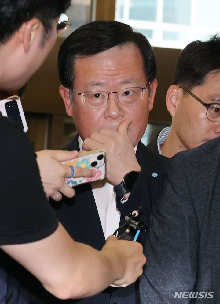 [서울=뉴시스] 김진아 기자 = 조병규 우리은행장이 19일 서울 중구 은행회관에서 열린 이복현 금융감독원장과 은행장들과의 간담회에 참석하던 중 취재진의 질문을 받고 있다.bluesoda@newsis.com
