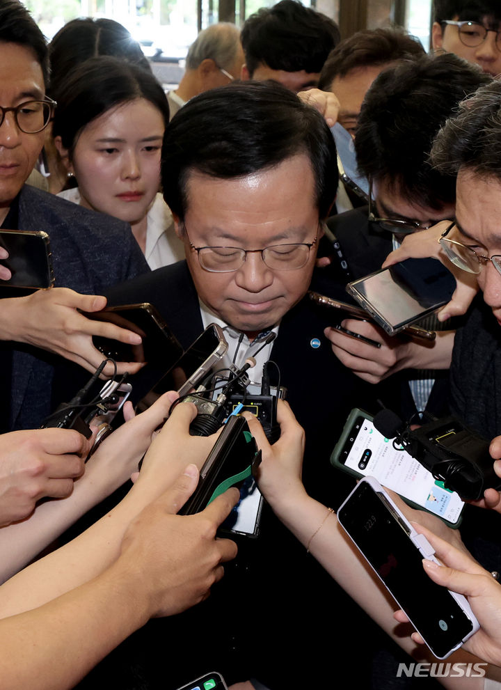 [서울=뉴시스] 김진아 기자 = 조병규 우리은행장이 19일 서울 중구 은행회관에서 열린 이복현 금융감독원장과 은행장들과의 간담회에 참석하던 중 취재진의 질문을 받고 있다.bluesoda@newsis.com
