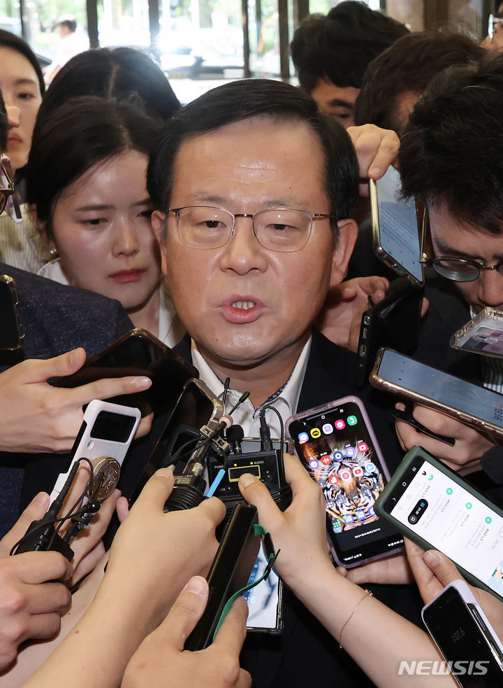 [서울=뉴시스] 김진아 기자 = 조병규 우리은행장이 19일 서울 중구 은행회관에서 열린 이복현 금융감독원장과 은행장들과의 간담회에 참석하던 중 취재진의 질문에 답하고 있다.bluesoda@newsis.com
