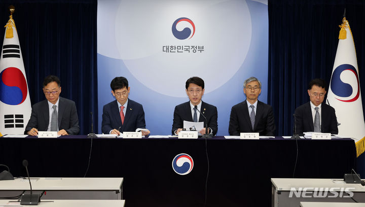 [서울=뉴시스] 배훈식 기자 = 김윤상 기획재정부 2차관이 19일 오전 서울 종로구 정부서울청사에서 2023년도 공공기관경영실적 평가 결과를 발표하고 있다. 2024.06.19. dahora83@newsis.com