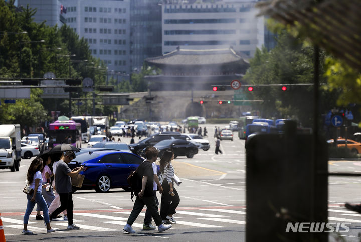 [서울=뉴시스] 정병혁 기자 = 서울을 비롯한 대부분의 지역에 폭염주의보가 발령된 지난 19일 서울 중구 숭례문이 열기로 일그러져 있다. 2024.06.19. jhope@newsis.com