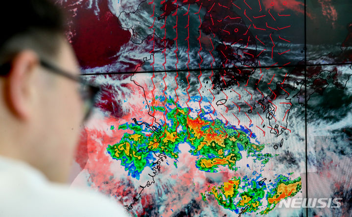 [제주=뉴시스] 우장호 기자 = 정체전선이 북상 중인 19일 오후 제주시 건입동 제주기상청에서 예보관이 장맛비를 품은 저기압대의 움직임을 분석하고 있다. 2024.06.19. woo1223@newsis.com