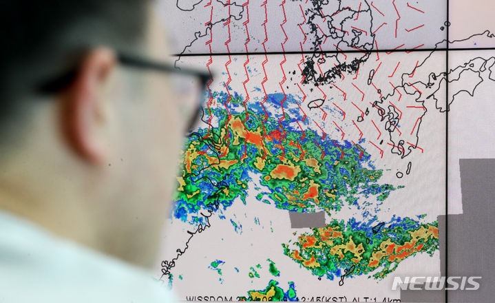[제주=뉴시스] 우장호 기자 = 정체전선이 북상 중인 19일 오후 제주시 건입동 제주기상청에서 예보관이 장맛비를 품은 저기압대의 움직임을 분석하고 있다. 2024.06.19. woo1223@newsis.com