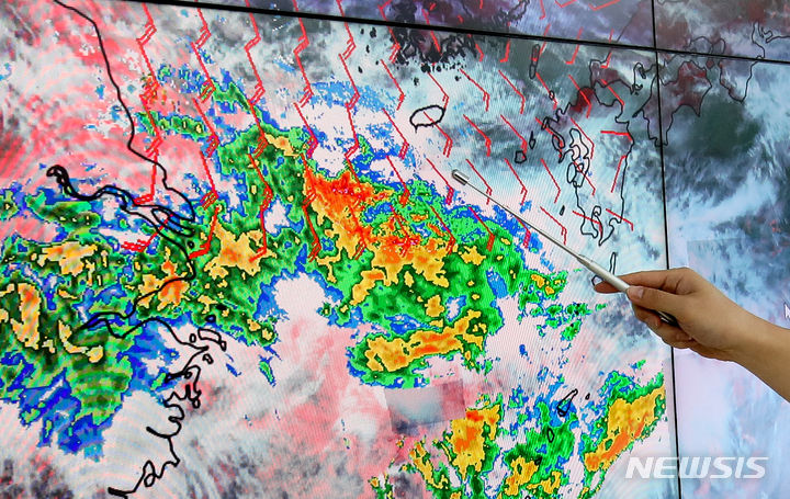 [제주=뉴시스] 우장호 기자 =목요일인 오는 20일은 제주도와 남부지방에 비가 내리겠다. 중부지방을 중심으론 낮 기온이 33도 내외로 오르는 무더위가 이어지겠다. 사진은 정체전선이 북상 중인 19일 오후 제주시 건입동 제주기상청에서 예보관이 장맛비를 품은 저기압대의 움직임을 분석하는 모습. 2024.06.19. woo1223@newsis.com