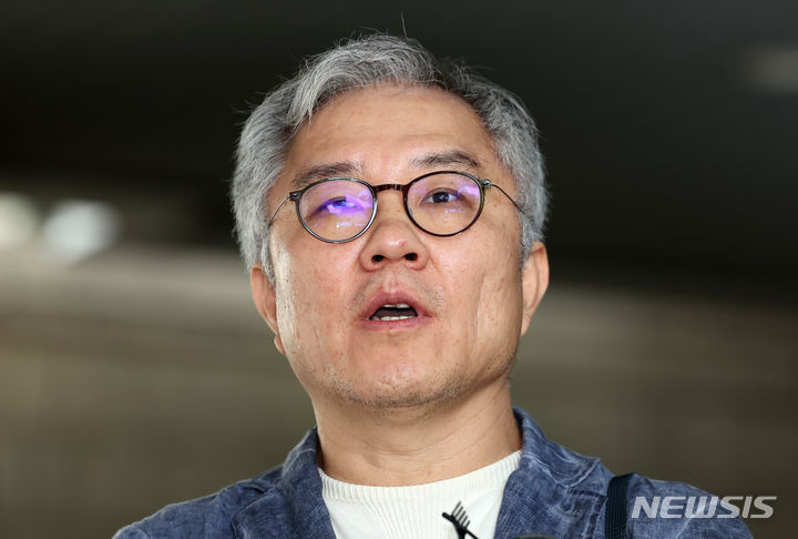 [서울=뉴시스] 이영환 기자 = 지난 21대 총선 후보자 시절 "조국 조국혁신당 대표 아들이 실제 인턴을 했다"는 취지의 발언을 한 혐의로 재판에 넘겨진 최강욱 전 더불어민주당 의원의 상고심 선고가 12일 내려진다. 사진은 최 전 의원이 지난 6월 서울 서초구 서울고법에서 열린 항소심 선고 공판을 마친 후 취재진의 질문에 답하고 있는 모습. 2024.06.19. 20hwan@newsis.com