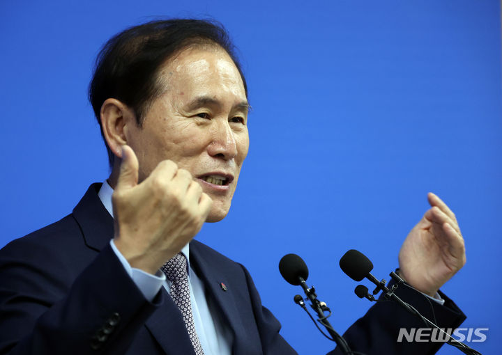 [세종=뉴시스] 강종민 기자 = 김동섭 한국석유공사 사장이 19일 세종시 정부세종청사 산업통상자원부 기자실에서 동해 심해 가스전 개발 추진 경과와 투자유치 계획 등을 발표하고 있다. 2024.06.19. ppkjm@newsis.com