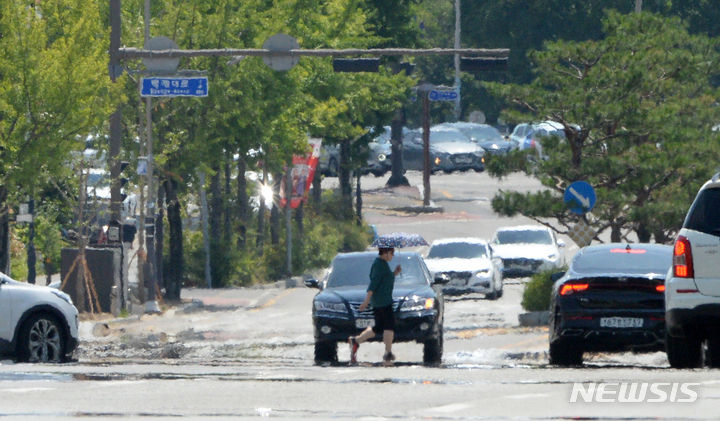[전주=뉴시스] 지난해 폭염주의보가 내려진 전북 전주시의 한 도로에 아지랑이가 피어있는 모습. (사진=뉴시스 DB). photo@newsis.com