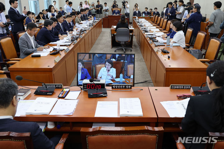 [서울=뉴시스] 권창회 기자 = 19일 오후 서울 여의도 국회에서 열린 행정안전위원회 전체회의에서 이상민 행정안전부 장관과 여당 의원들의 불참으로 의석이 비어 있다. 2024.06.19. kch0523@newsis.com