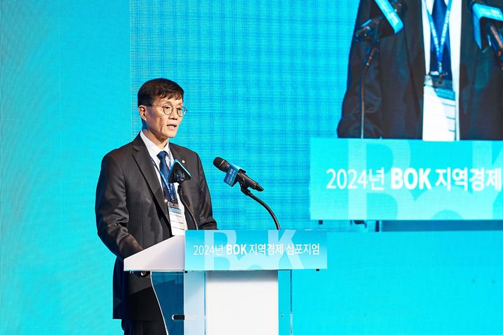 [서울=뉴시스] 이창용 한국은행 총재가 19일 오후 부산 해운대구 시그니엘호텔에서 열린 2024년 BOK 지역경제 심포지엄에서 발언하고 있다. (사진=한국은행 제공) 2024.06.19. photo@newsis.com *재판매 및 DB 금지