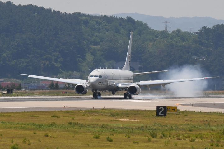 [서울=뉴시스] 미 잭슨빌 해군기지에서 이륙한 해군 P-8A 해상초계기가 19일 경북 포항 해군항공사령부 활주로에 착륙하고 있다. 해군은 이날 세계 최고 잠수함 킬러인 최신예 해상초계기-Ⅱ 'P-8A 포세이돈' 3대가 국내에 도착했다고 밝혔다. (사진=해군 제공) 2024.06.19. photo@newsis.com *재판매 및 DB 금지